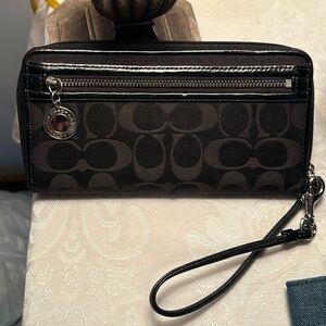 Coach Poppy Signature C logo zip-around wristlet accordion wallet - leather trim